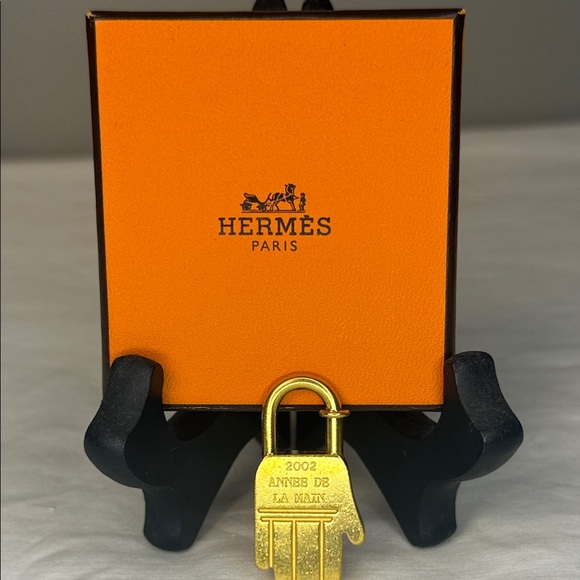 Hermes Accessories - Hermès Cadena Key Charm “2002 Année de la Main” | Gold-Tone | France